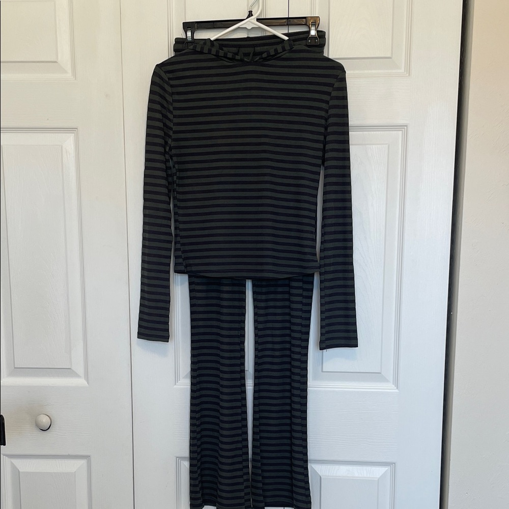 NWT LOVE POEM NAVY BLUE STRIPED WOMEN'S TWO-PIECE HOODED OUTFIT. SISE SMALL
